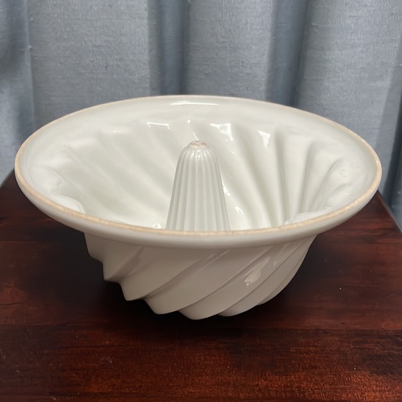 Vintage White Circular Kitchen Mold Swirl Pattern Ironstone? Amazing condition - Picture 13 of 13